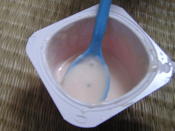 Trẻ nhỏ thường hảo ngọt. Những sản phẩm sữa, sữa chua nhiều đường khiến trẻ rất thích ăn. Điều này đồng nghĩa với việc trẻ sẽ nạp lượng lớn đường vào cơ thể. Được biết, Tổ chức Y tế Thế giới (WHO) từng khuyến cáo không thêm đường tự do vào thực phẩm, đồ uống cho trẻ sơ sinh, trẻ nhỏ dưới 3 tuổi bởi những tác hại sức khỏe mà chúng gây ra.