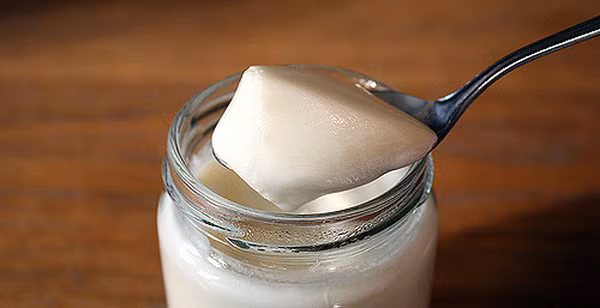 Ngoài lượng đường lớn, lượng đạm trong sữa và sữa chua dành cho trẻ em đôi khi không cao, không tốt bằng sữa tươi và sữa chua thông thường.