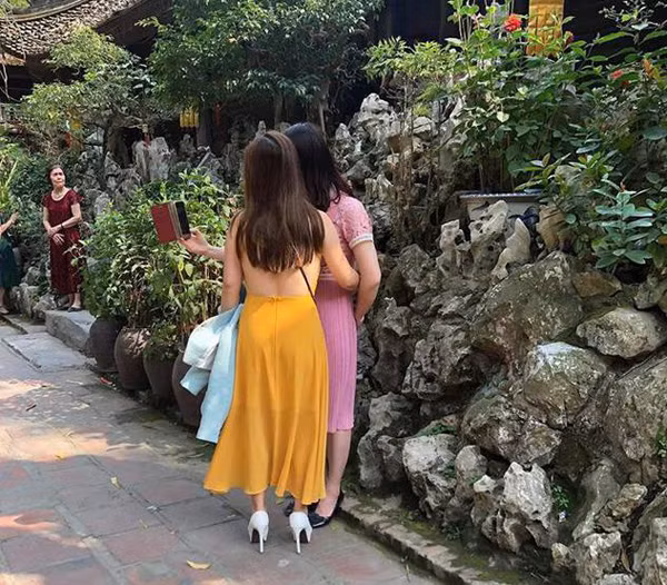 Tìm đến chốn thiêng, nhiều người cẩn trọng lựa chọn trang phục kín đáo, nền nã. Vậy nhưng, không ít trường hợp ăn mặc thiếu tinh tế đến mức phản cảm, khoe thân một cách lộ liễu làm “ vấy bẩn” nơi thanh tịnh.