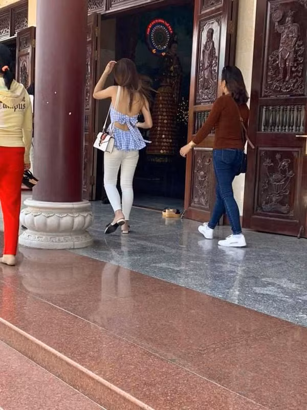 Chuẩn bị hương hoa, trà quả đến lễ nguyện, không hiểu lý do gì những cô gái này lại ăn mặc thiếu suy nghĩ, không tôn trọng đấng thần linh như vậy.