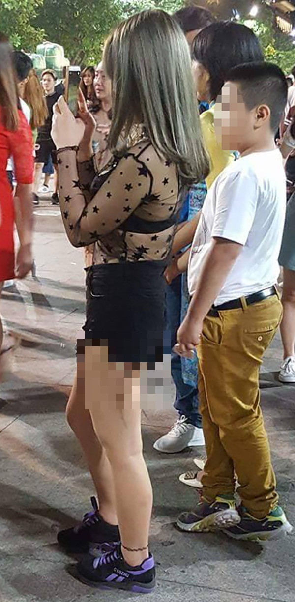 Áo váy xuyên thấu, trang phục để lộ nội y cũng không nên sử dụng. Dù không kiệm vải song chúng vẫn khiến bạn gặp sự cố trang phục, nhận về những ánh mắt soi mói, đánh giá không tốt. Không mặc quần bó sát, quần legging khi đi lễ bởi chúng dễ để lộ vùng nhạy cảm.