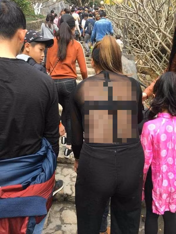 Tuyệt đối không mặc đồ hở hang, quá ngắn, quần rách hay bó sát. Những trang phục này có thể khiến bạn để lộ những bộ phận không mong muốn trong quá trình di chuyển, thao tác cúng bái.