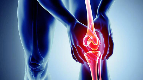 Khớp “mềm”: Khi trẻ, cơ thể sẽ phản ứng, di chuyển nhanh nhạy do khớp đủ “mềm”. Càng lớn tuổi, các khớp sẽ bị hao mòn, thoái hóa, cứng khớp. Vì vậy, nhiều nam giới trung niên thấy khớp tê mỏi sau khi ngồi lâu, đứng dậy phát ra tiếng kêu “cạch cạch”, đau khớp.