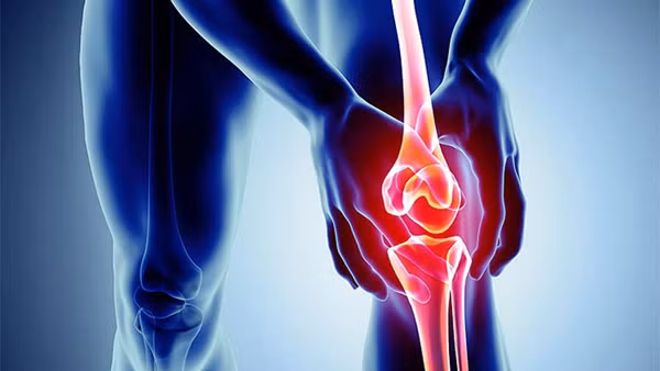 Khớp “mềm”: Khi trẻ, cơ thể sẽ phản ứng, di chuyển nhanh nhạy do khớp đủ “mềm”. Càng lớn tuổi, các khớp sẽ bị hao mòn, thoái hóa, cứng khớp. Vì vậy, nhiều nam giới trung niên thấy khớp tê mỏi sau khi ngồi lâu, đứng dậy phát ra tiếng kêu “cạch cạch”, đau khớp.