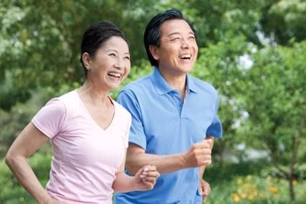 Bước sang tuổi trung niên, nam giới muốn xương khớp dẻo dai, mềm mại thì cách hiệu quả nhất là vận động, thể thao vừa sức. Những bài tập như đi bộ, kéo xà, ngồi xổm, ép chân... có tác dụng tích cực đến khớp. Vận động cũng giúp duy trì sự bền bỉ, tăng cường miễn dịch.