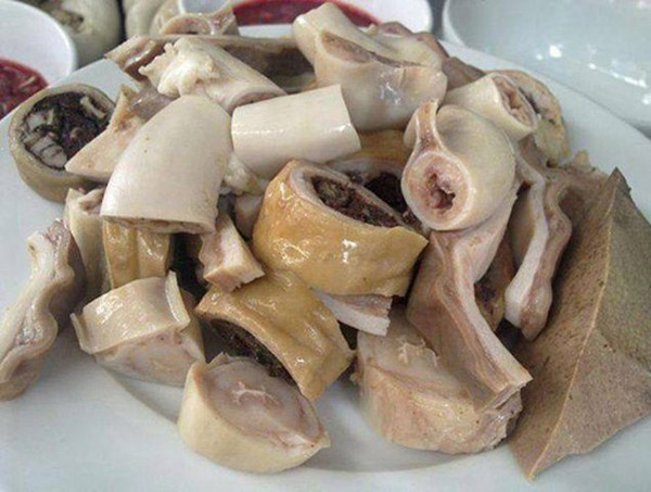 Nhiều nhà hàng lạm dụng hóa chất, thuốc tẩy, chất khử mùi để làm sạch ruột lợn. Cách này sẽ tiết kiệm thời gian nhưng lại vô cùng nguy hại, khiến người ăn nạp độc tố vào người.