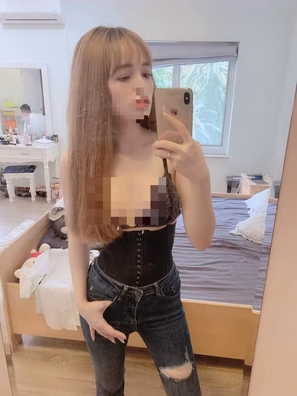 Hầu hết các trường hợp ăn mặc hở hang, kiệm vải thường rao bán quần áo, mỹ phẩm, phụ kiện làm đẹp. Vậy nhưng, nhiều cô gái lên đồ thiếu trước hụt sau bán đồ gia dụng, thực phẩm chức năng khiến nhiều người cảm thấy khó hiểu.