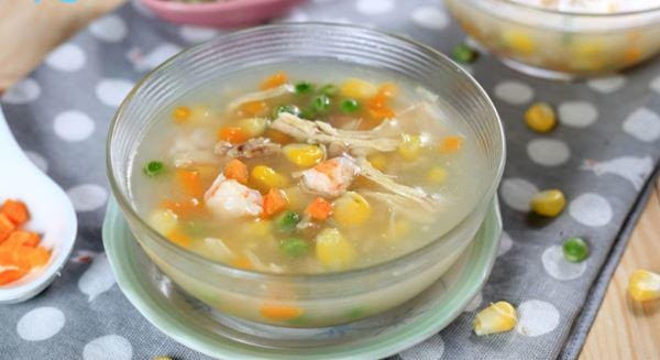 Khi thời tiết đổi lạnh, mọi người có thể tận dụng các món nóng để làm ấm cơ thể như súp thịt cừu, thịt gà, thịt bò... những món này có khả năng bồi bổ cơ thể, giải cảm và tăng cường sức đề kháng.