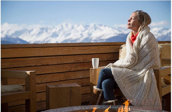 Mùa đông khá ít nắng, bạn nên tận dụng những ngày nắng chiếu để phơi nắng 15-30 phút, tăng hấp thụ nhiệt, xua tan hàn khí. Thời gian tốt nhất để tắm nắng là 9 -10 giờ sáng hoặc 3-4 giờ chiều.