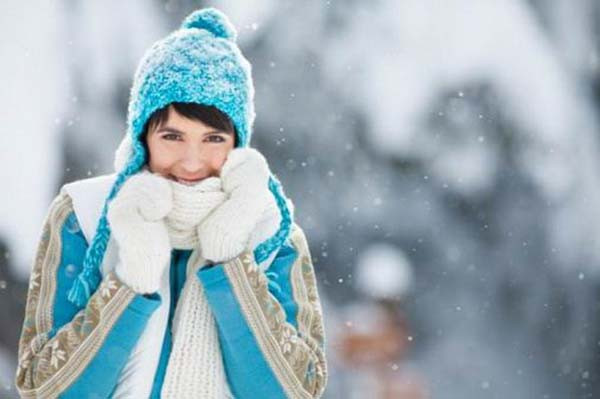 Mặc nhiều hơn. Để giữ ấm cơ thể, cách làm mang lại hiệu quả rõ rệt nhất là mặc quần áo dày. Chú ý sử dụng tất có độ dày, cao trên mắt cá chân để giảm sự tiếp xúc với mắt cá với không khí bên ngoài, tránh lạnh hiệu quả. Những đôi giày cao gót, đế cao, độ che phủ kín rất được khuyến khích khi đi ra ngoài.