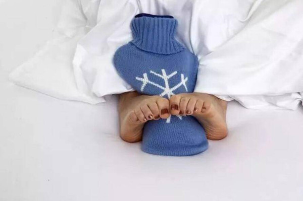 Bên cạnh đó, bàn chân có tỷ lệ mỡ thấp, khả năng cách nhiệt kém. Ngay cả khi máu lưu thông tới thì bàn chân cũng tụ nhiệt kém. Điều này giải thích vì sao chân lạnh mùa đông, ngay cả khi được ủ ấm trong chăn.