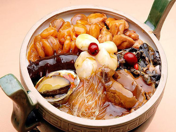 Thịt hun khói có thể ăn trực tiếp hoặc hầm, nấu thành súp. Đây cũng là một trong những nguyên liệu chính của món Phật nhảy tường nổi tiếng của đất nước tỷ dân.