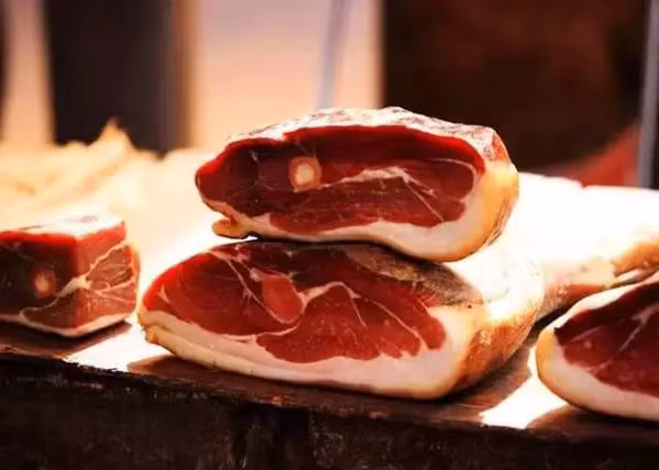 Trái với vẻ ngoài mốc xanh, miếng thịt chín khói cắt ra còn nguyên màu đỏ au, từng lớp chất béo như mời gọi.