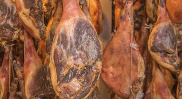 Trên cơ thể lợn, người ta tiếp tục chọn ra phần đùi sau béo mềm để chế biến. Những chiếc chân giò có trọng lượng dao động từ 5-9kg sẽ là lựa chọn hàng đầu.