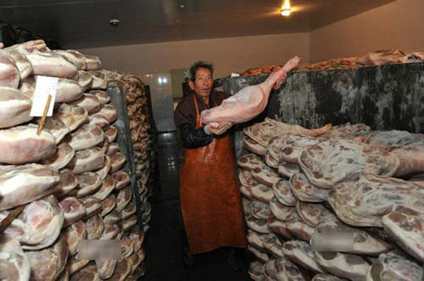 Ở công đoạn này, đùi lợn được treo trong phòng nhiệt độ khoảng 15°C, độ ẩm 55-57% để thịt lên men tự nhiên. Quá trình kéo dài chừng 10 tháng, khiến bề mặt thịt có vẻ mốc xanh. Ngay cả khi quá trình lên men kết thúc thì chúng vẫn được treo trên xà ngang. Sau vài năm, những chiếc đùi lợn sẽ săn chắc lại, thịt càng để lâu vị càng ngon.