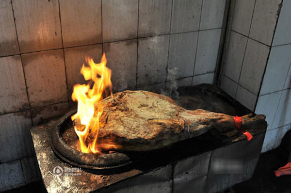 Khi thưởng thức, người ta phải đốt qua một lớp lửa để loại bỏ mùi ôi.