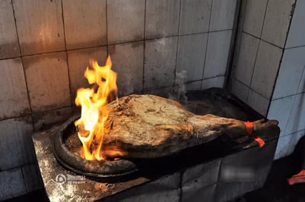 Khi thưởng thức, người ta phải đốt qua một lớp lửa để loại bỏ mùi ôi.