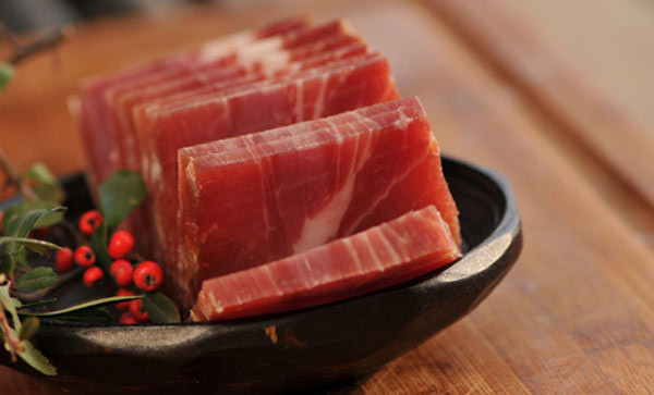 Trung bình đùi lợn sẽ được treo như vậy khoảng 3 năm, thậm chí có thể lên tới trăm năm vẫn có thể ăn được. Mặc dù bề ngoài đặc sản mốc xanh khiến nhiều người lo ngại, nhưng khi cắt bỏ lớp mốc này, thịt bên trong đậm vị; mỡ trắng đục, béo và rất thơm.