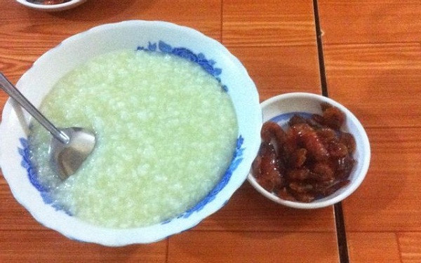 Chuyên gia giải thích, cháo và súp ở dạng lỏng nên nhiều người không nhai, nuốt thẳng vào dạ dày. Trong khi đó, động tác nhai rất quan trọng, có tác dụng kích thích tuyến nước bọt, nghiền nát, tiêu hóa sơ thức ăn trước khi vào bụng. Ăn không nhai khiến thức ăn vẫn ở dạng thô, làm tăng gánh nặng cho hệ tiêu hóa.