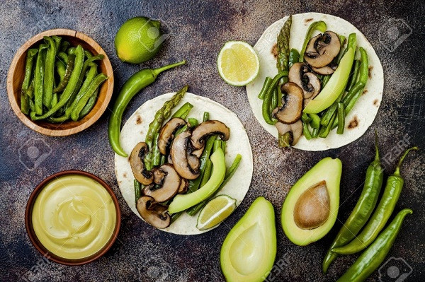 Chuyên gia cho biết, thịt động vật giàu protein chất lượng cao, axit béo thiết yếu và khoáng chất hơn thực vật, có khả năng phục hồi niêm mạc dạ dày. Trong khi đó, ăn chay lâu ngày khiến cơ thể thiếu hụt dinh dưỡng. Tốt hơn, bạn nên điều chỉnh chế độ ăn cân bằng dinh dưỡng, đa dạng thức ăn gồm thịt, cá, trứng, sữa, rau xanh và trái cây.