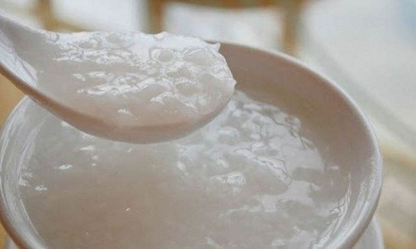 Vì vậy, bạn không nên ăn cháo liên tục trong thời gian dài. Để tránh tác hại đến sức khỏe, bạn chỉ nên ăn 1 bữa cháo một ngày. Lưu ý, thành phần chính của cháo trắng là tinh bột hồ hóa và nước, không có các chất dinh dưỡng cần thiết khác cho cơ thể con người như protein, vitamin, chất xơ… Vì thế, bạn nên tận dụng thịt, rau củ hầm cùng cháo, tránh chỉ ăn cháo trắng.