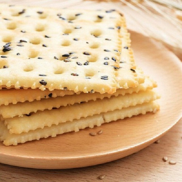 Bánh quy soda. Nhiều người cho rằng lớp hồ hóa được tạo thành khi nướng tinh bột của bánh quy soda có thể trung hòa axit dịch vị và bảo vệ niêm mạc dạ dày.