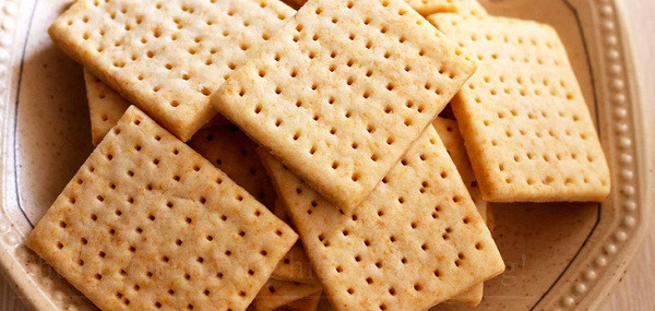 Bánh quy soda chỉ thực sự tốt cho những người có quá nhiều axit trong dạ dày. Trong khi đó, chúng chứa lượng natri cao, ăn nhiều dễ tăng huyết áp, gây phù nề. Một số loại bánh quy cũng chứa nhiều chất béo, ăn vào không chỉ gây gánh nặng cho dạ dày mà còn gây dư thừa chất béo.