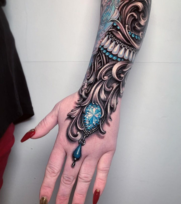 Khi đến với nghề xăm, Ryan Ashley sáng tạo các hình vẽ có họa tiết lấy cảm hứng từ hạt cườm cùng những món đồ trang sức, phụ kiện cô dâu, hình đèn chùm... Đây cũng là dấu ấn riêng có của Ryan Ashley trong quá trình sáng tạo.