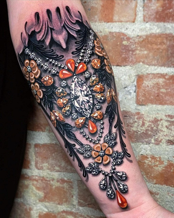 Cô không tạo ra những hình xăm “đại trà” mà cố gắng đổi mới liên tục. Mỗi hình xăm đều có nét riêng biệt.