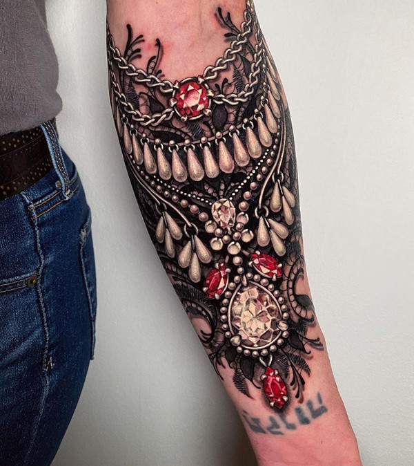 Ryan Ashley chỉ thực sự nổi tiếng khi tham gia Ink Master mùa 8 – cuộc thi dành riêng cho các thợ xăm, xuất sắc trở thành người phụ nữ đầu tiên giành giải.