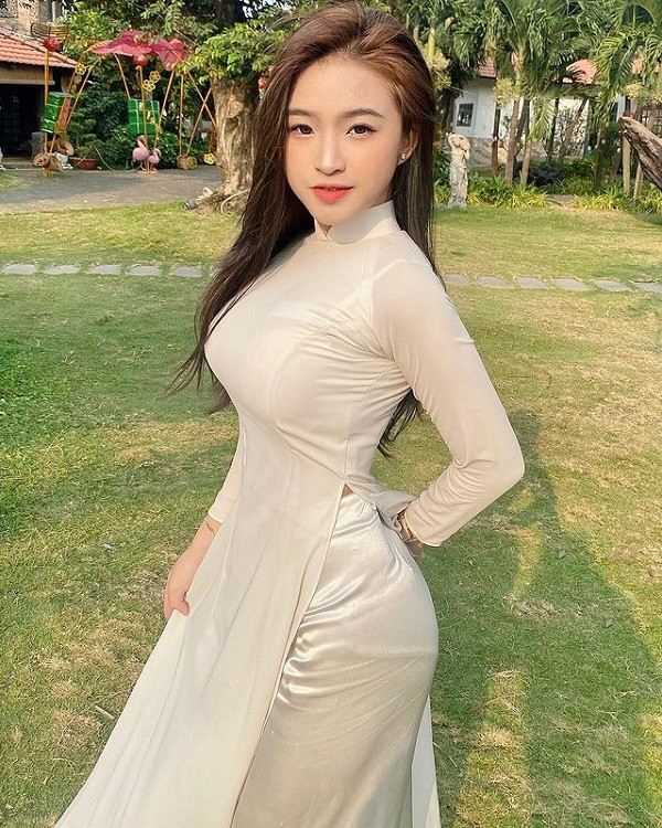 Trên Instagram, hotgirl Biên Hòa thường xuyên đăng tải hình ảnh cuộc sống hàng ngày, những chuyến đi chơi sang chảnh. Cô nàng có sự thay đổi mạnh về phong cách thời trang. Nổi tiếng với hình ảnh thuần khiết, giờ đây Bảo Trân lại rũ bỏ hoàn toàn hình tượng “ thiên thần áo dài trắng”, theo đuổi phong cách thời trang sexy.