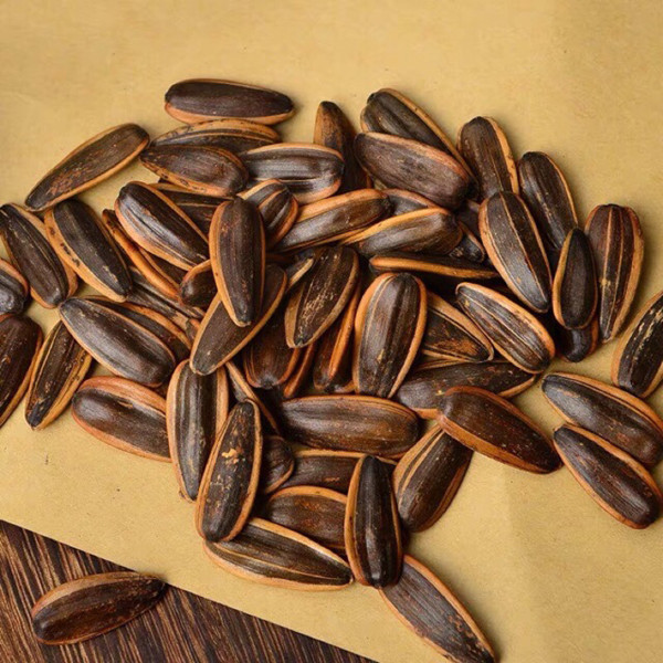 Vậy nhưng, hướng dương tẩm ướp không nên ăn quá nhiều. Việc ăn nhiều đồ ngọt hay đồ mặn đều không tốt cho sức khỏe. Chưa kể, nhiều cơ sở còn lạm dụng hương liệu trôi nổi, không đảm bảo cho sức khỏe người dùng.