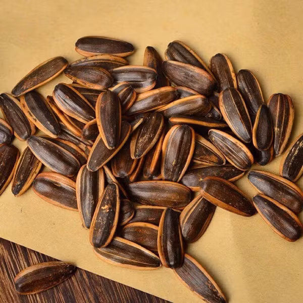 Vậy nhưng, hướng dương tẩm ướp không nên ăn quá nhiều. Việc ăn nhiều đồ ngọt hay đồ mặn đều không tốt cho sức khỏe. Chưa kể, nhiều cơ sở còn lạm dụng hương liệu trôi nổi, không đảm bảo cho sức khỏe người dùng.