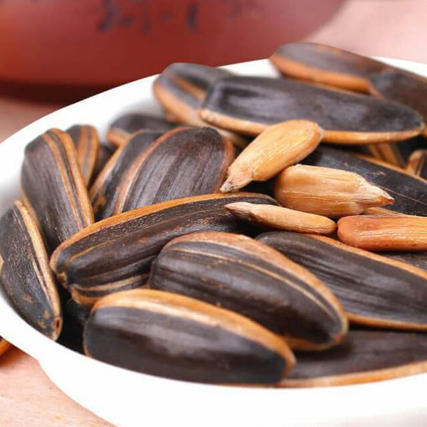 1. Hướng dương tẩm nhiều gia vị: Ngoài kiểu hướng dương truyền thống, nhiều cơ sở tẩm vị mặn, rang bơ, caramen để hút khách. Người dùng cho biết họ thích cảm giác mặn mặn, ngọt ngọt của loại hướng dương này, dù giá đắt hơn song vẫn ưu tiên chọn mua để dùng Tết.