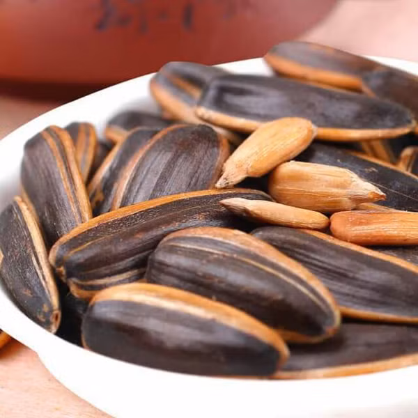 1. Hướng dương tẩm nhiều gia vị: Ngoài kiểu hướng dương truyền thống, nhiều cơ sở tẩm vị mặn, rang bơ, caramen để hút khách. Người dùng cho biết họ thích cảm giác mặn mặn, ngọt ngọt của loại hướng dương này, dù giá đắt hơn song vẫn ưu tiên chọn mua để dùng Tết.