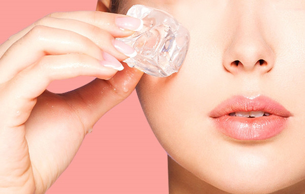 Chườm đá làm căng da. Chườm đá là một trong những thủ thuật làm đẹp da của phụ nữ châu Á. Khi thực hiện, bạn tiến hành massage da dưới nhiệt độ thấp trong vài phút. Nhiệt độ thấp giúp làn da trở nên căng mịn, giảm quầng thâm, bọng mắt và se khít lỗ chân lông. (Ảnh: Brightside, minh họa)