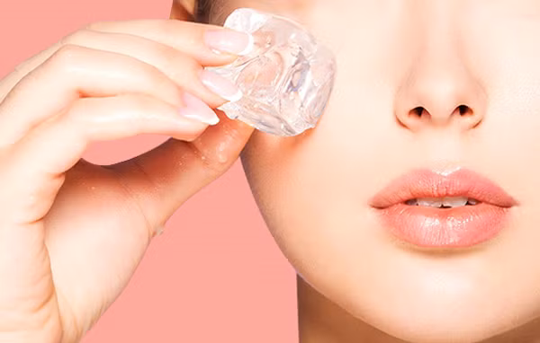 Chườm đá làm căng da. Chườm đá là một trong những thủ thuật làm đẹp da của phụ nữ châu Á. Khi thực hiện, bạn tiến hành massage da dưới nhiệt độ thấp trong vài phút. Nhiệt độ thấp giúp làn da trở nên căng mịn, giảm quầng thâm, bọng mắt và se khít lỗ chân lông. (Ảnh: Brightside, minh họa)