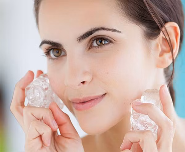 Lưu ý, bạn chỉ nên massage da mặt với đá lạnh trong vài phút. Tuyệt đối không để da tiếp xúc với nước đá quá lâu bởi chúng có thể khiến bạn đau đớn vì bỏng lạnh.