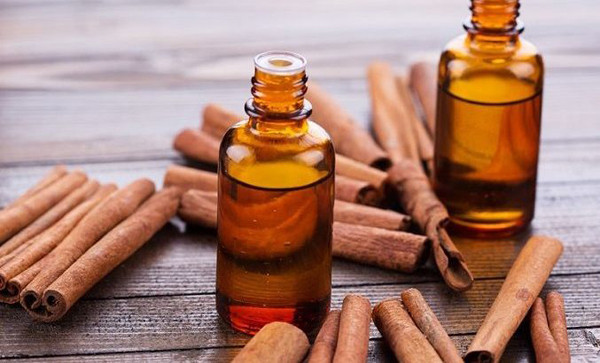 Thực hiện làm đẹp bằng quế, bạn nên kết hợp với mật ong và sữa chua. Hỗn hợp này góp phần giúp da sáng và đều màu. Quế có vị cay, có thể gây kích ứng nhẹ trên da. Người có da nhạy cảm nên dùng một lượng nhỏ. Nếu phát hiện da nổi mẩn, ngứa rát thì cần rửa sạch ngay lập tức.