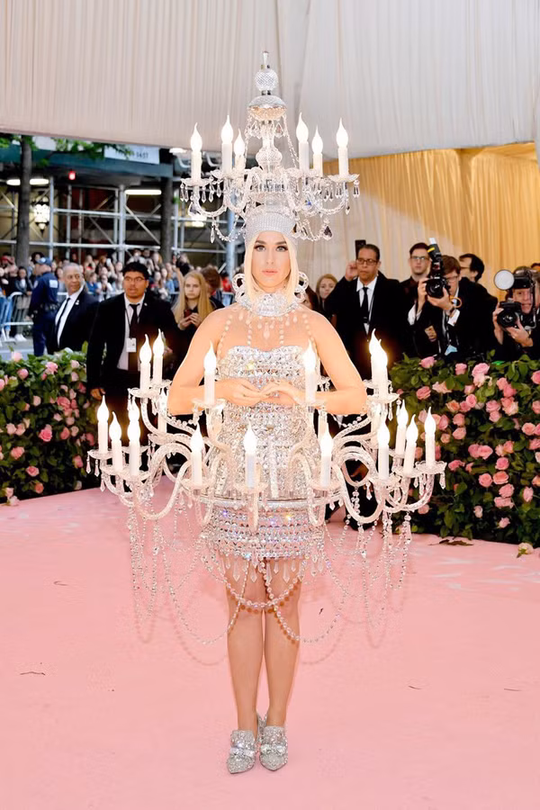 Katy Perry khiến nhiều người mê mẩn tại Met Gala 2019 với trang phục đèn chùm độc đáo mang thương hiệu Moschino.