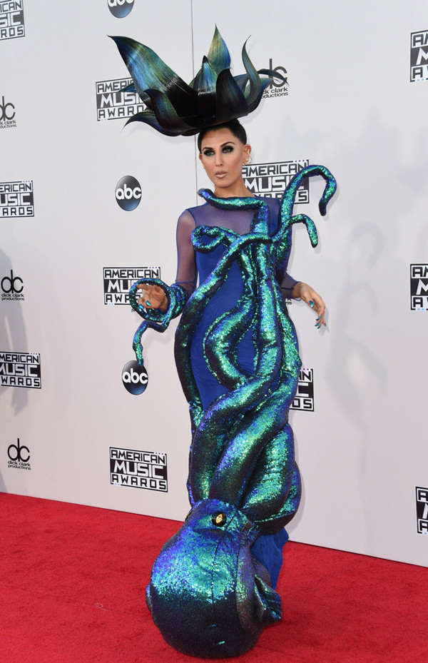 Z Lala không chỉ nổi tiếng với tài năng ca hát bằng 21 thứ tiếng. Cô còn gây ấn tượng mạnh với người hâm mộ bằng phong cách độc đáo. Tại thảm đỏ American Music Awards, nữ ca sĩ khiến công chúng “đứng hình” với thiết kế độc dị. Đầu tư là vậy, Z Lala lại khiến người nhìn liên tưởng đến mụ phù thủy Ursula trong truyện cổ tích hơn là nữ hoàng biển cả.