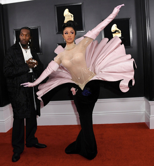 Một thiết kế độc lạ khác lấy cảm hứng từ đại dương được Cardi B chọn mặc trong lễ trao giải Grammy 2019. Khá khẩm hơn Z Lala, cô nàng được khen vì vẻ ngoài cổ điển và thanh lịch.