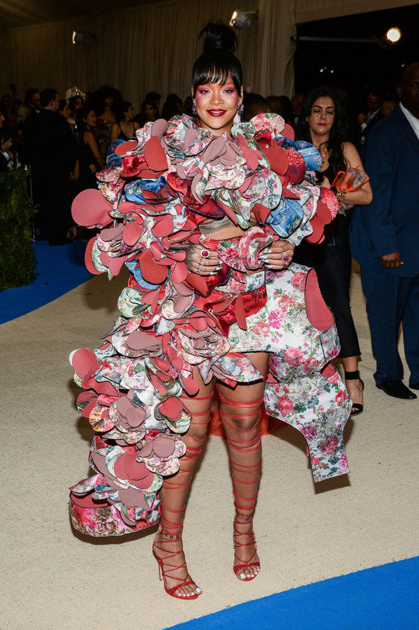 Rihanna lại trở thành tâm điểm bàn tán theo chiều hướng không mấy tích cực. Cụ thể, trong lần tham dự Met Gala 2017, cô diện chiếc váy đính hoa cầu kỳ, bất đối xứng kết hợp đôi giày cao gót buộc dây tới đùi. Bộ trang phục chỉ giúp cô thu hút sự chú ý, ít có giá trị thẩm mỹ, tôn dáng.