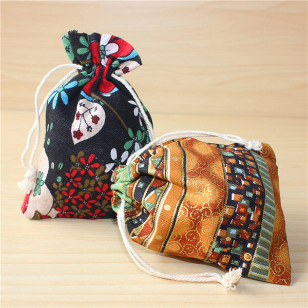 Khi túi đạt mức nhiệt 40-60 độ C, là có thể sưởi trong 1 giờ. Ngoài tác dụng làm ấm, mùi thơm của đậu đỏ còn có khả năng làm dịu cơn đau, giúp dễ ngủ.