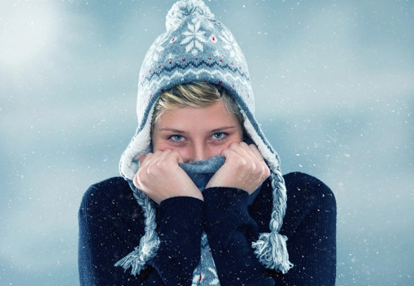 Cụ thể, những người tay chân lạnh nên áp dụng mẹo giữ ấm đơn giản nhất là trang bị đầy đủ găng tay, đi tất và giày đế dày nhằm tránh nhiễm hàn khí. Lưu ý, phần lưng trên cần đặc biệt giữ ấm. Cơ thể rất dễ bị nhiễm lạnh khi phần lưng trên không được bảo vệ. Lúc này, bạn nên quấn khăn quanh vai, cổ để bảo vệ khí quản. Bệnh nhân có vấn đề về tim mạch, đột quỵ nên đội mũ để tránh co thắt đột ngột mạch máu vùng não khi tiếp xúc với không khí lạnh.