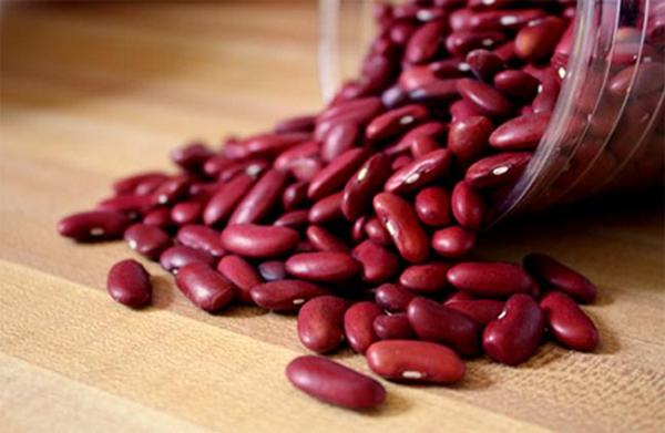 Ngoài túi ấm sẵn trên thị trường, bạn có thể tự chế túi ấm bằng cách tận dụng đậu đỏ, vải bông, tất nhỏ... đặt vào túi kín, cho vào lò vi sóng quay ở nhiệt độ vừa phải chừng 2-3 phút.