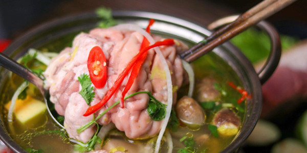 Óc lợn: Óc lợn mềm ngọt, rất được chuộng dùng để nhúng lẩu. Thực phẩm này cũng chứa nhiều canxi, phốt pho có tác dụng tiêu trừ mệt mỏi, cải thiện chứng mất ngủ, thiếu máu, suy nhược thần kinh...