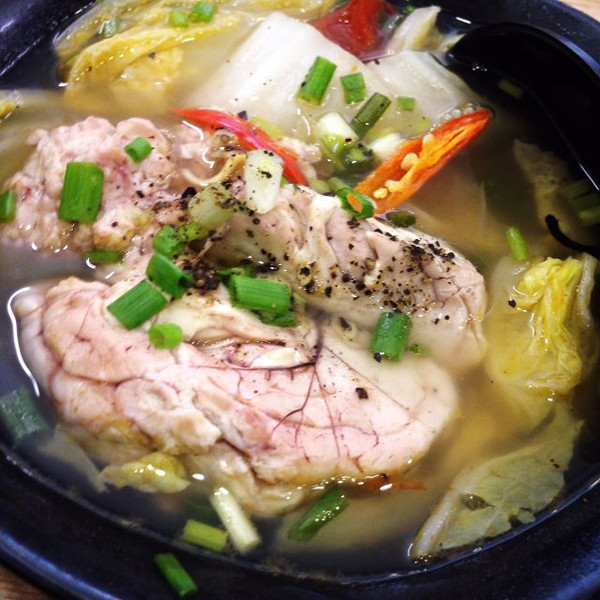 Tuy chứa nhiều thành phần có lợi song tuyệt đối không nên ăn nhiều óc lợn. Nguyên nhân bởi bộ phận này chứa lượng lớn cholesterol. Trung bình 100g óc lợn chứa tới 3100mg cholesterol – cao gấp 7 lần nhu cầu hàng ngày. Nạp quá nhiều chất này có thể gây tăng huyết áp, đe dọa sức khỏe tim mạch.