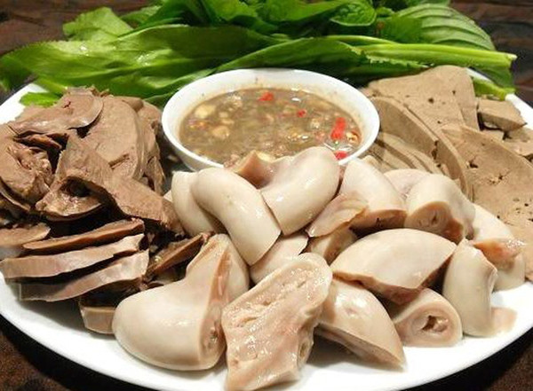 Bên cạnh đó, lòng lợn dù được làm sạch tới đâu vẫn là bộ phận nội tạng, thành phần chứa nhiều cholesterol xấu. Vì vậy, dù đã làm sạch thì cũng không nên ăn quá nhiều bởi chúng rất bất lợi cho cơ thể.