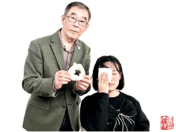 Dùng khăn tam giác, khăn xô sạch... để làm thành miếng đệm có kích thước phù hợp với vùng mắt bệnh nhân.